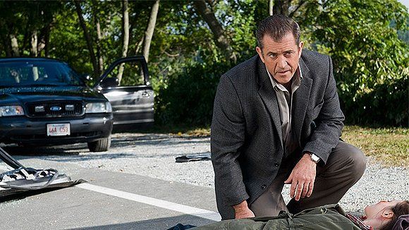 «На границе тьмы» (Edge of Darkness) Режиссер: Мартин Кэмпбелл   В ролях: Мэл Гибсон, Дэнни Хьюстон, Рэй Уинстон, Шоун Робертс, Дэнис О`Харе, Питер Хэрман, Гбенга Аккинагбе, Джей О. Сэндерс, Вейн Дюваль, Фрэнк Грилло