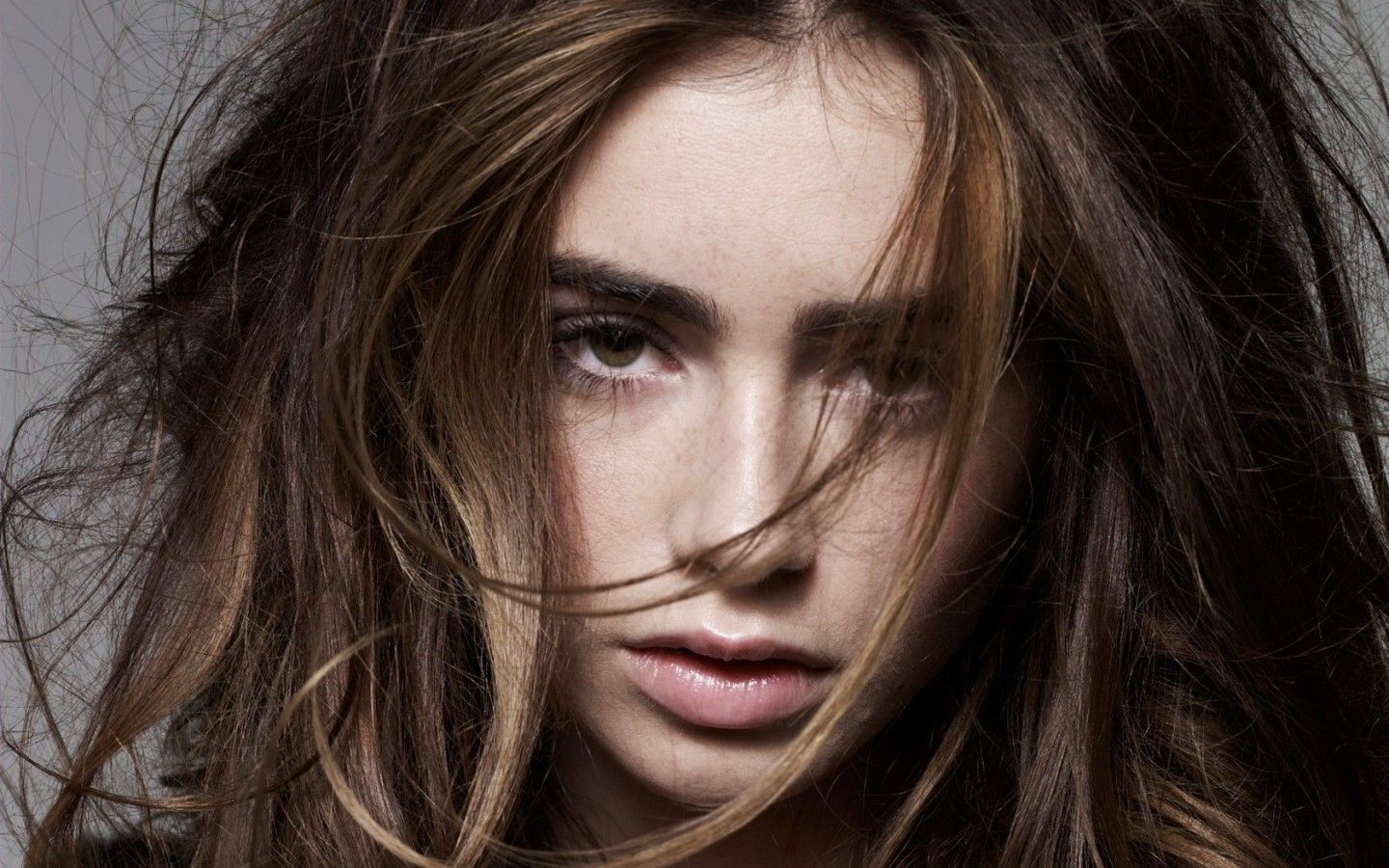 Lily Collins. 