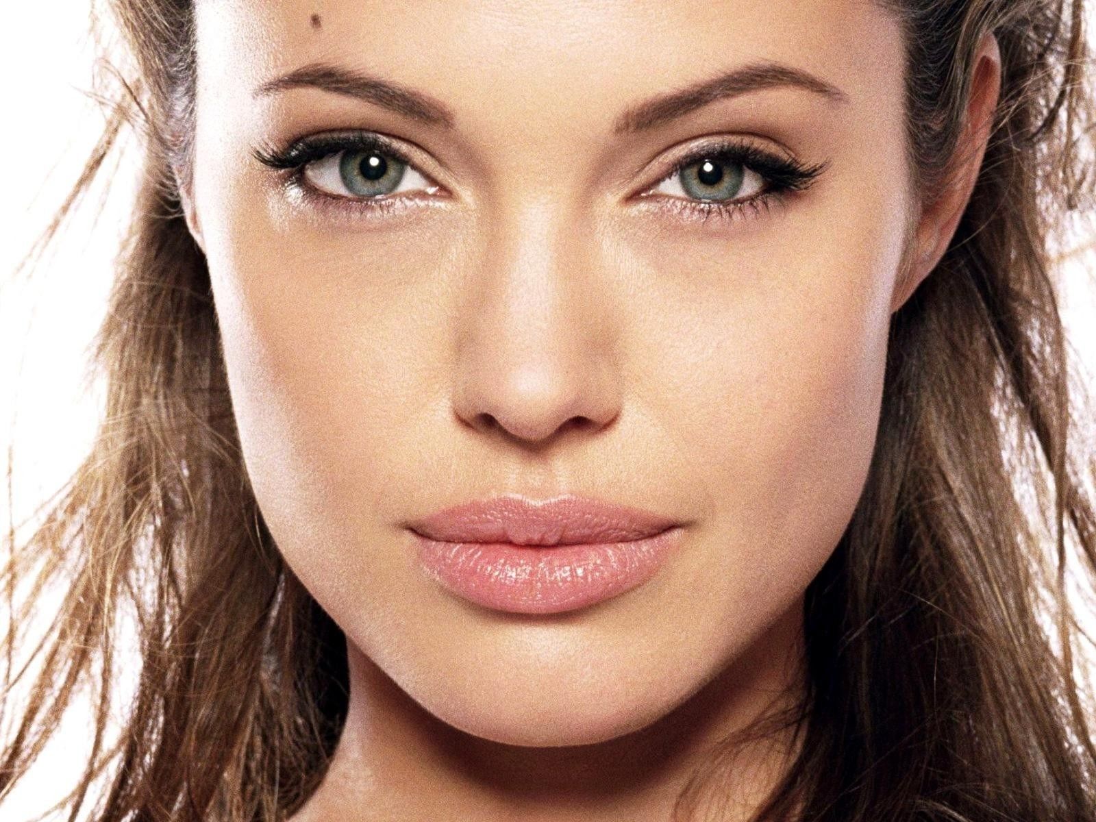 Красивое лицо код. Анджелина Джоли фото анфас. Раскосые глаза Анджелина Джоли. Макияж Анджелины Джоли. Губы Анджелины Джоли.