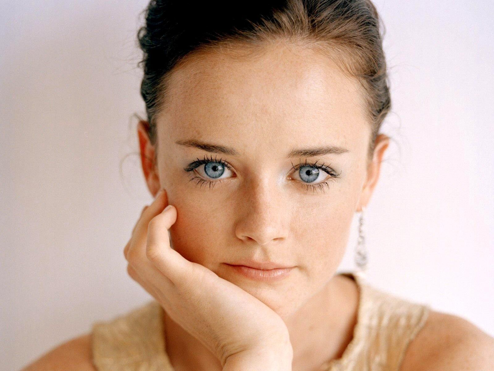 Alexis Bledel. 