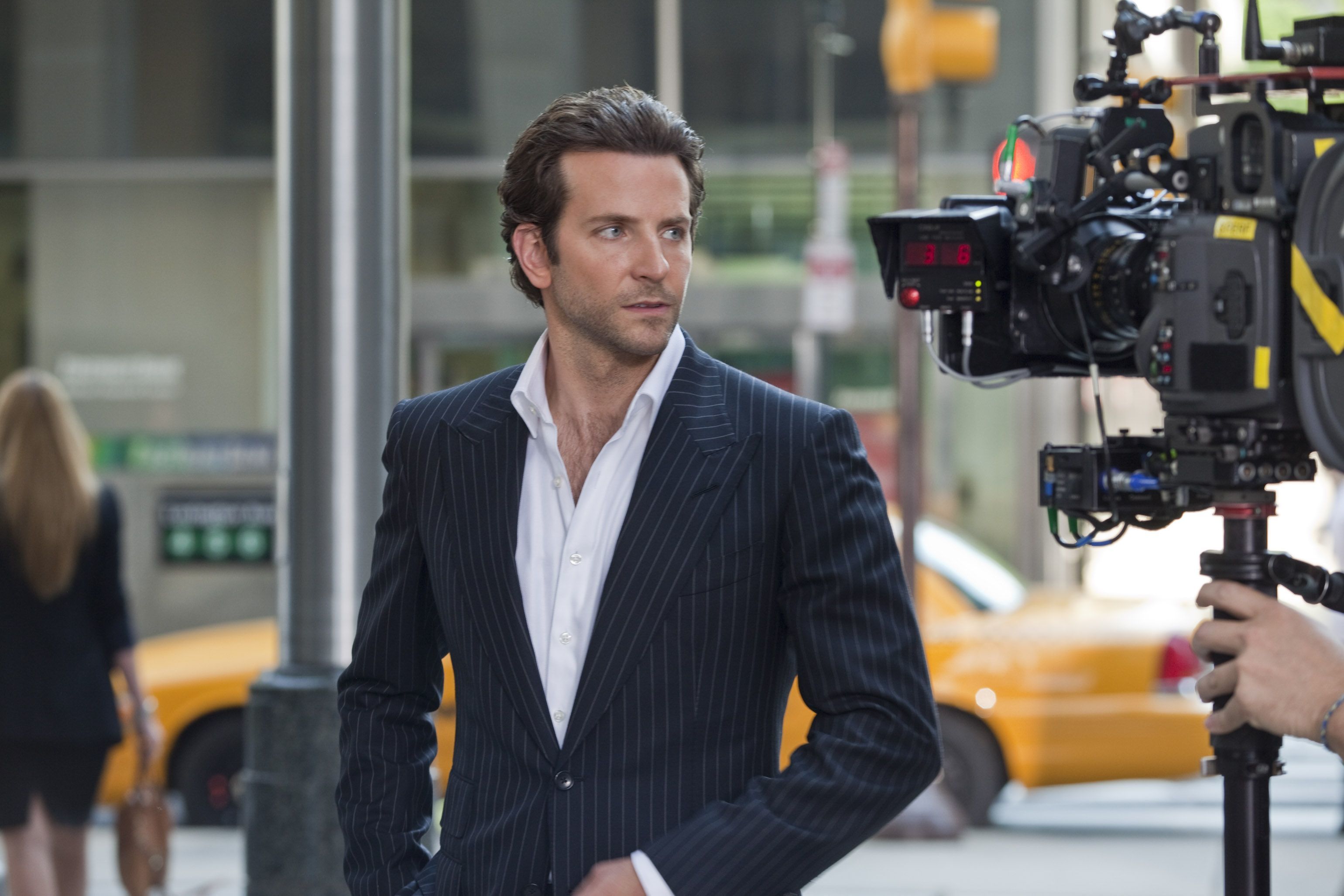 Актер большого города. Брэдли Купер Limitless. Эдди Морра. Брэдли Купер области тьмы. Эдди Морра Брэдли Купер.