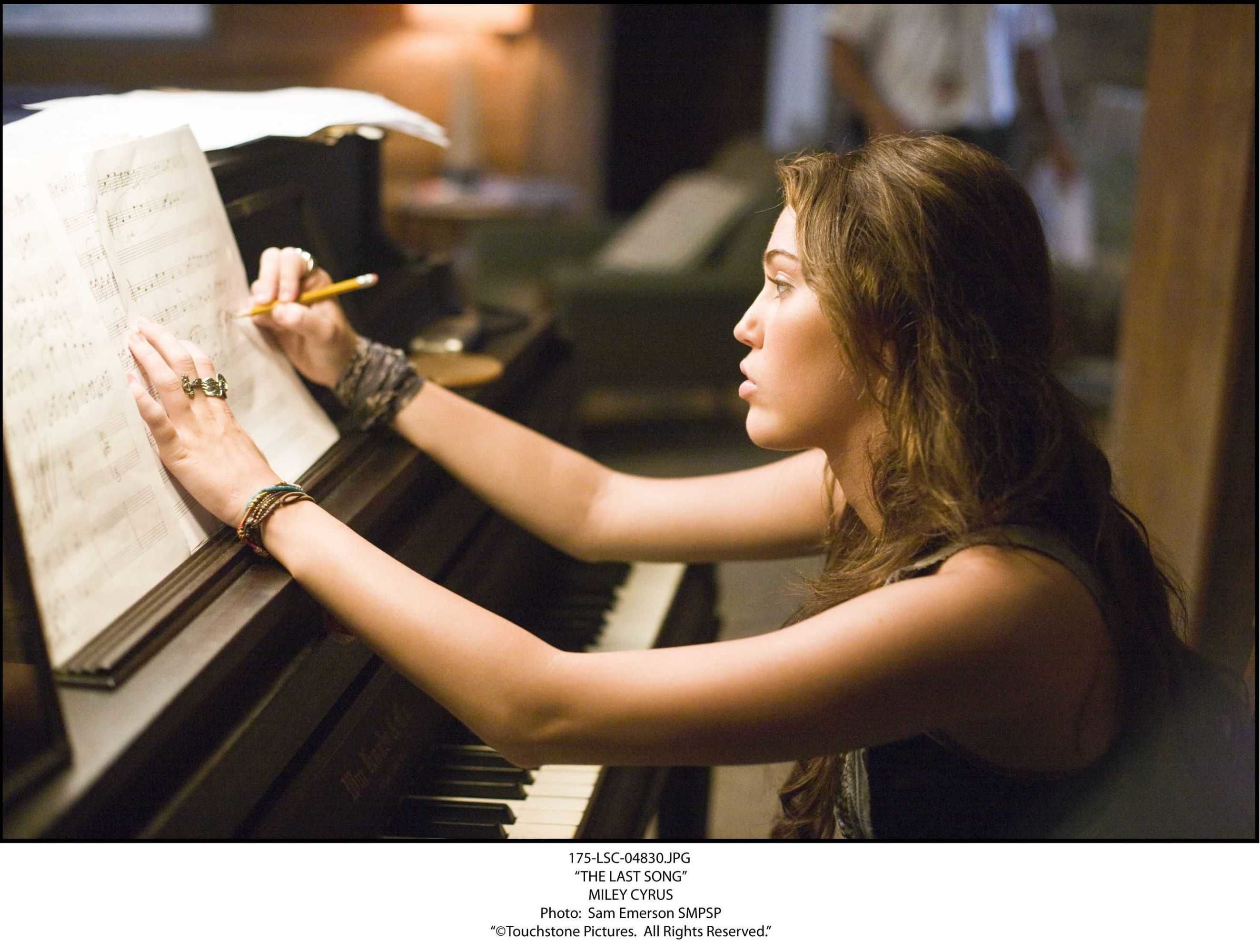 Песни играют рекламе. Майли Сайрус за фортепиано. Девушка за фортепиано. Девушка на рояле.