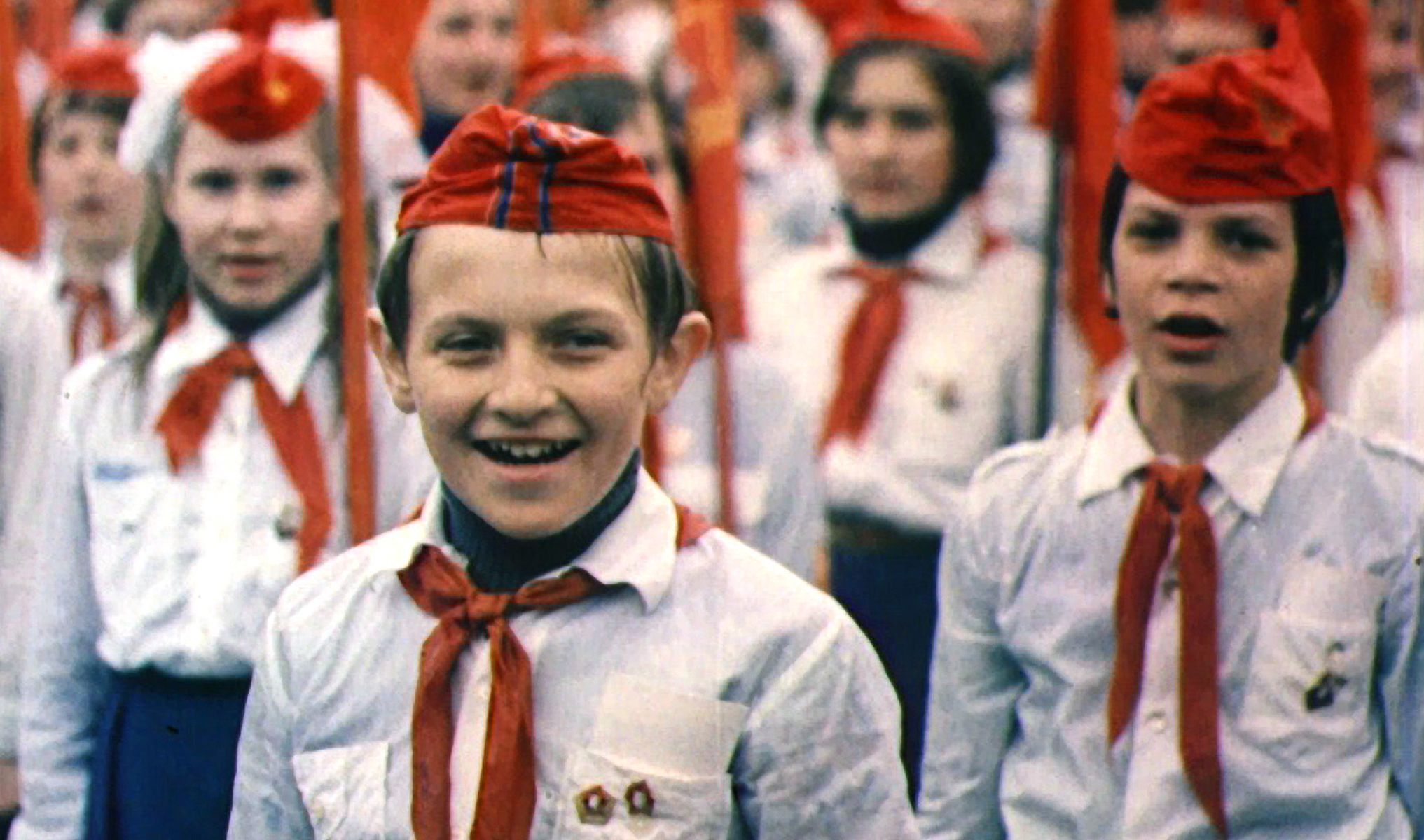 Пионеры 70-х годов. Пионеры в 80-е годы. Школьная форма пионеров советского союза. Пионерский галстук артек. Советское время пионеры.
