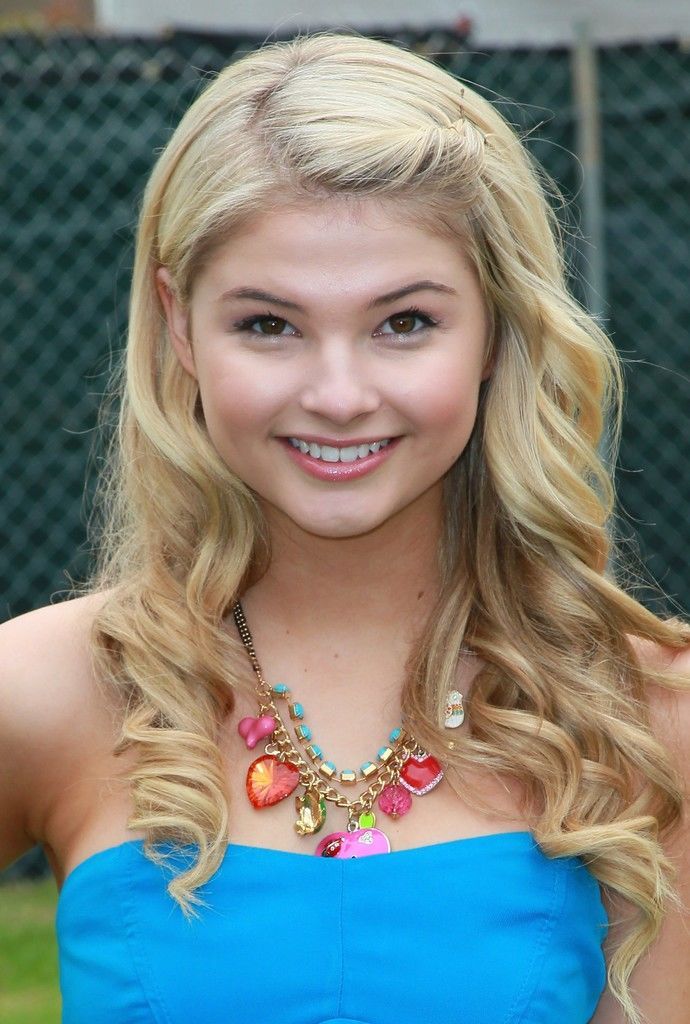 Stefanie Scott. 