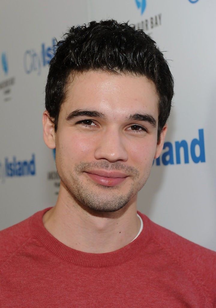 Steven Strait. 