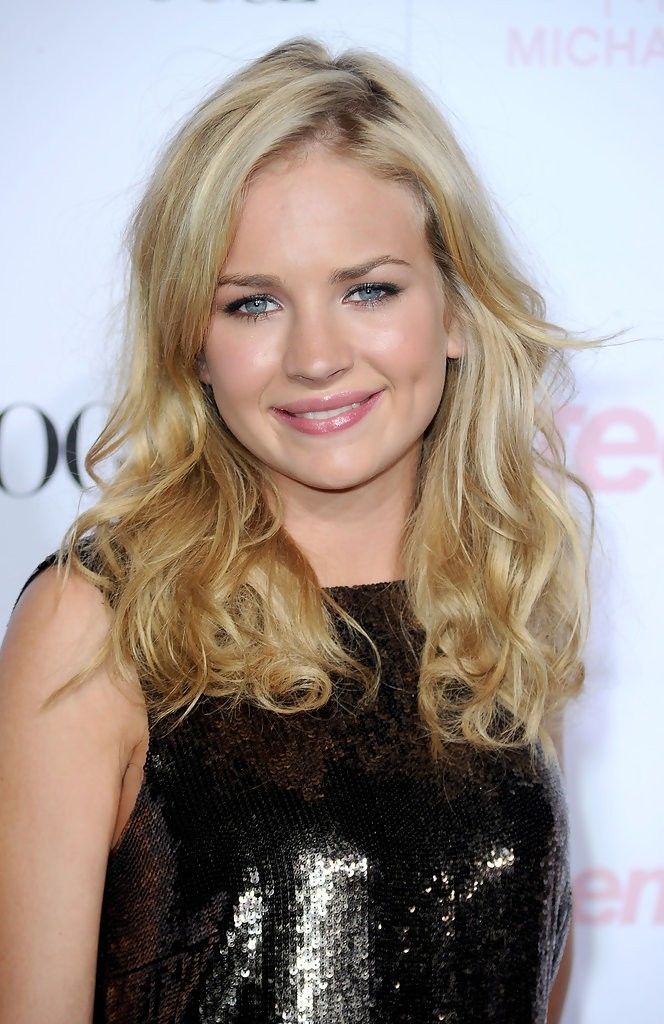 Britt Robertson. 