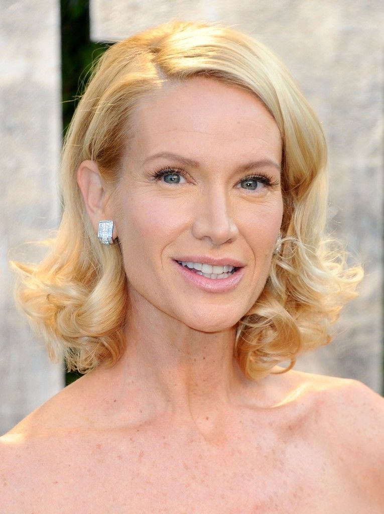 Kelly Lynch. 
