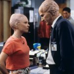 Alien Nation (Чужая нация) превратилась из культового научно-фантастического фильма в полноценный телевизионный сериал, который стал знаковым для своего времени. С момента своего выхода в 1988 году фильм привлек внимание зрителей своей уникальной концепцией, сочетая элементы социальной сатиры и научной фантастики. 

Сюжет рассказывает о мире, где инопланетяне, известные как "новые люди", интегрируются в общество, сталкиваясь с предвзятостью и дискриминацией. Этот фильм не только развлекал, но и поднимал важные вопросы о расовых и социальных отношениях, что сделало его актуальным и в наше время.

Телевизионный сериал, запущенный в 1989 году, продолжил исследовать эти темы, расширяя вселенную Alien Nation и углубляя персонажей. Сериал стал популярным среди зрителей и получил положительные отзывы критиков, что подтвердило его статус культового явления.