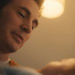 Крис Эванс возвращается в роли Капитана Америки в фильме «Мстители: Судный день» с ребенком, подтверждает тизер.