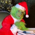 Селин Дион пародирует монолог «Гринча» и исполняет «All by Myself» в костюме в канун Рождества.