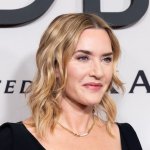 Кейт Уинслет рассказала, что её «первые интимные опыты» в подростковом возрасте были с женщинами: «Я целовала несколько девушек и несколько мальчиков».