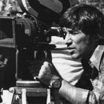 «Самый культурно иранский из всех иранцев ушел так далеко от Ирана»: грандиозное наследие Бахрама Бейзаи

Бахрам Бейзаи, выдающийся иранский режиссер, сценарист и театральный деятель, скончался на 86-м году жизни в США, оставив после себя богатое наследие, которое продолжает вдохновлять поколения. Его работы, пронизанные глубокими культурными и историческими отсылками, стали символом иранского искусства и кино.

Бейзаи родился в Тегеране и с ранних лет проявлял интерес к театру и кино. Он стал известен благодаря своим фильмам, которые исследовали сложные темы идентичности, традиций и социальных изменений в Иране. Его наиболее известные работы, такие как «Голубка» и «Сказание о любви», были отмечены как в Иране, так и за его пределами.

Несмотря на то что Бейзаи провел большую часть своей жизни в изгнании, его творчество оставалось неотъемлемой частью иранской культурной сцены. Он продолжал писать и создавать, вдохновляя молодых художников и кинематографистов, стремящихся передать богатство иранской культуры через свои работы.

Смерть Бахрама Бейзаи стала большой утратой для иранского искусства. Его наследие будет жить в сердцах тех, кто ценит его вклад в культуру и кино, и его влияние будет ощущаться еще долгое время.