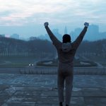 Сильвестр Сталлоне выбрал Филадельфию в качестве места действия для фильма "Рокки" вместо Нью-Йорка по нескольким причинам. Во-первых, Филадельфия имеет особое значение для истории бокса и является родиной многих известных боксеров. Сталлоне хотел, чтобы его герой, Рокки Бальбоа, представлял не только себя, но и город, который олицетворяет трудолюбие и упорство.

Кроме того, Филадельфия предоставляет уникальные визуальные и культурные элементы, которые отлично вписываются в атмосферу фильма. Город с его характерной архитектурой и историческими местами стал идеальным фоном для борьбы Рокки за свои мечты. Сталлоне также отметил, что Филадельфия, в отличие от Нью-Йорка, не была переполнена гламуром и шумом, что позволило сосредоточиться на более личной и эмоциональной истории.

Таким образом, выбор Филадельфии стал не только стратегическим, но и символическим решением, которое помогло создать уникальную атмосферу и глубину для персонажа Рокки и его пути к успеху.