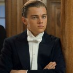 Леонардо ДиКаприо никогда не смотрел «Титаник» и вот почему. 

Актер, который сыграл главную роль в культовом фильме Джеймса Кэмерона, признался, что не может заставить себя посмотреть эту картину. В интервью он объяснил, что его опыт съемок в фильме был настолько эмоциональным и интенсивным, что он предпочитает не возвращаться к нему. 

«Я был так погружен в процесс, что не вижу смысла пересматривать его», — отметил ДиКаприо. Он также добавил, что для него «Титаник» остается важной частью его карьеры, но он предпочитает оставаться в стороне от конечного продукта. 

Актер не единственный, кто испытывает подобные чувства. Многие артисты, участвующие в крупных проектах, часто избегают просмотра своих работ, чтобы не подвергать себя дополнительному стрессу или критике. 

Таким образом, несмотря на всемирную популярность «Титаника» и его статус культового фильма, Леонардо ДиКаприо остается верен своему решению не смотреть его.