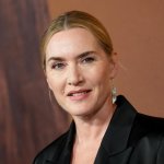 Кейт Уинслет о своем дебюте в режиссуре: «В 50 лет я должна следовать своим мечтам» — как работа над «Goodbye June» изменила её взгляд на кино.