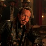 Лэнс Хенриксен поделился смелым сюжетом для сиквела к недооцененному вестерну Сэма Рэйми!