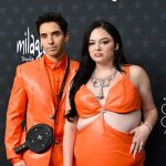 Мег Сталтер и Пол У. Даунс с юмором раскритиковали наряды на красной дорожке премии Critics Choice Awards в рамках премьеры «Marty Supreme»