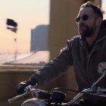 Почему доктор Робби из "Питта" не носит шлем? Узнайте, как это решение создателей сериала усиливает драму и раскрывает характер героя!