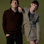 Кристен Стюарт подшучивает над Джесси Айзенбергом: «Злюсь на тех, кто обрезает, пока ты смотришь мой фильм на ноутбуке!»