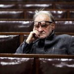 "Бела Тарр: Мастера медленного кино, оставившего глубокий след в сердцах зрителей"