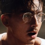 Тимоти Шаламе о «Marty Supreme»: как пять протезов и час макияжа помогли воссоздать акне на экране