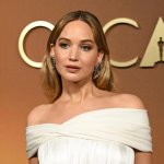 Дженнифер Лоуренс: «Съемка интимных сцен с незнакомцами легче, чем с коллегами» — актриса раскрывает свои секреты о работе в кино.