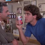 «Культовая хоррор-комедия Джорджа Клуни 80-х теперь на Prime Video: погрузитесь в атмосферу ужаса и юмора!»