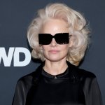 Памела Андерсон о новой роли в комедии Майкла Серы: «Я сыграла действительно интересную женщину в "Любовь — не ответ"»