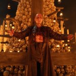 «28 лет спустя: Храм костей» — шокирующее продолжение с Ральфом Файнсом в главной роли, погружающее в мрачный мир моральных выборов и неожиданных поворотов. Не пропустите это захватывающее кино!