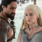 Эмилия Кларк оскорблена критикой акцента дотракийцев: языковой эксперт опроверг свои слова, вызвавшие бурю эмоций.