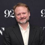 Райан Джонсон: «Токсичные фанаты „Звёздных войн“ меня не пугают!» - режиссёр прокомментировал уход из франшизы после критики «Последних джедаев» от Кэтлин Кеннеди.