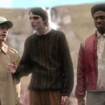 "SNL остроумно критикует моду на Stranger Things и стиль Netflix: когда следование трендам становится абсурдным"