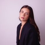 Миа Томлинсон, звезда «Заклятия: Последние обряды», подписала контракт с агентством UTA — новые горизонты для талантливой актрисы!