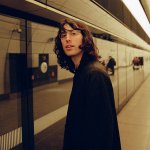 A. G. Cook о создании «The Moment» для Charli XCX: как «Малхолланд Драйв» вдохновил на новые музыкальные эксперименты и почему свежесть — главная цель в работе.