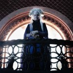 «Дракула» от Люка Бессона: стильный и эксцентричный Кейлеб Лэндри Джонс в образе вампира, который вызывает ассоциации с Гэри Олдманом, но фильм не дотягивает до шедевра.