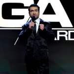 Кумейл Нанджани с юмором открыл премию Гильдии режиссеров, затронув Эпштейна, долгие фильмы и «грешников» Д.У. Гриффита.