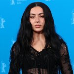 «Шарли Икс Си Икс: 'Я родилась для роли в «Момент»!': откровения о нервных срывах и курении сигарет»