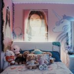 "Медвежата и браслеты дружбы: новый фильм о пустых спальнях жертв школьных трагедий"