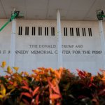 «Торжественная церемония Kennedy Center Honors изменит название на Trump Kennedy Center Honors и пройдет в уютном зале с повышенным интересом к билетам»