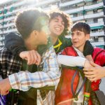 Filmax приобрела подростковую драмеди «Bros» от сестер Родригес Колас, создательниц «Подруг». Ожидаем яркую историю о дружбе и любви!