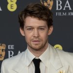 Джо Алвин, звезда «Гамнет», пополнил каст триллера Томаса Альфредсона «Сеанс в дождливый полдень» – ожидайте захватывающую историю!