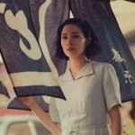 «Бледный взгляд на холмы»: трогательная драма о памяти и утрате, исследующая идентичность через призму личной трагедии в послевоенной Японии.