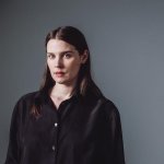 Инга Ибсдоттер Лиллеас, номинант на Оскар за «Sentimental Value», возглавила рождественскую трагикомедию «Маленькие разговоры» Эвена Хафнора.