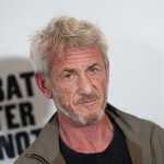 Шон Пенн получил шутливый Оскар в Украине: трофей из металла поврежденного поезда, который пострадал от российского удара